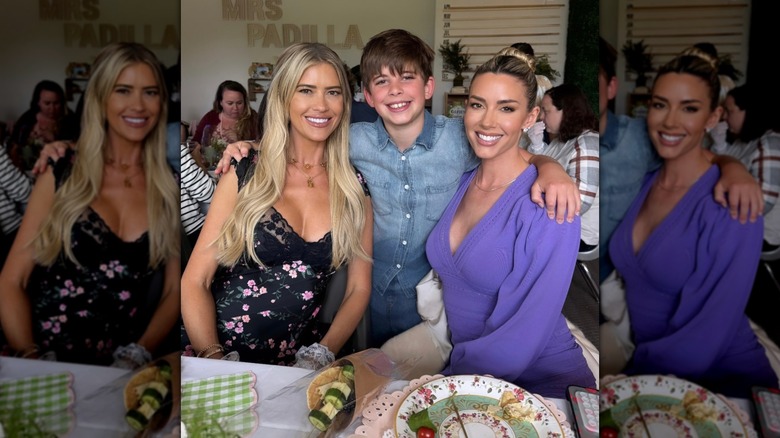 Christina Haack, Brayden y Heather Rae El Moussa sonriendo para una foto en un restaurante.