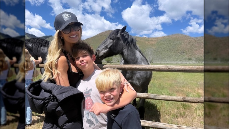 Christina Haack con Brayden y Hudson posando junto a caballos en un rancho.