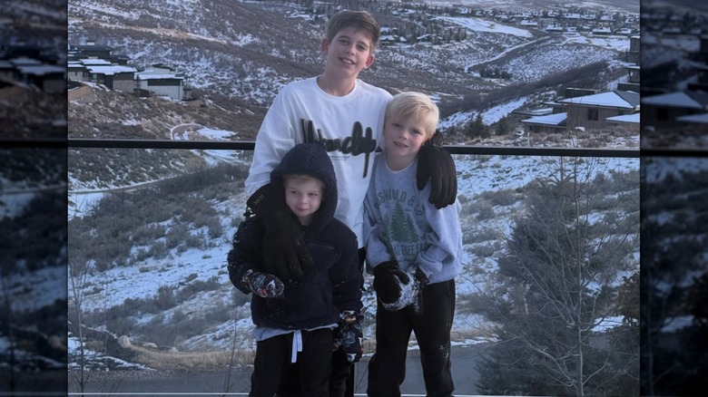 Brayden, el hijo de Christina Haack, con sus dos medio hermanos posando al aire libre vestidos con ropa para el frío.