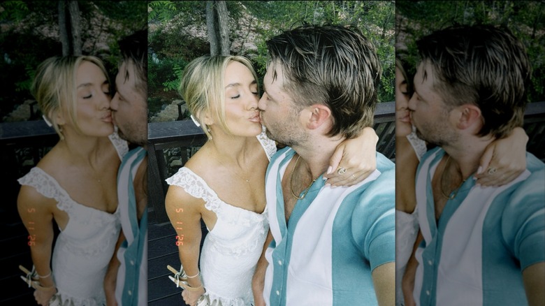 Lainey Wilson besa a su marido Duck con su vestido de novia