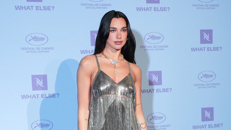 Dua Lipa posa con vestido plateado metalizado