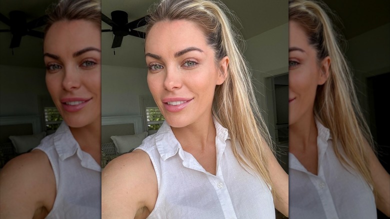 Crystal Hefner sonríe con una camiseta blanca