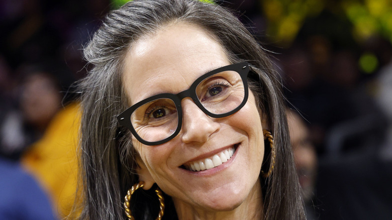 Jami Gertz con gafas y sin maquillaje en un partido de Altanta Hawks contra Los Angeles Lakers