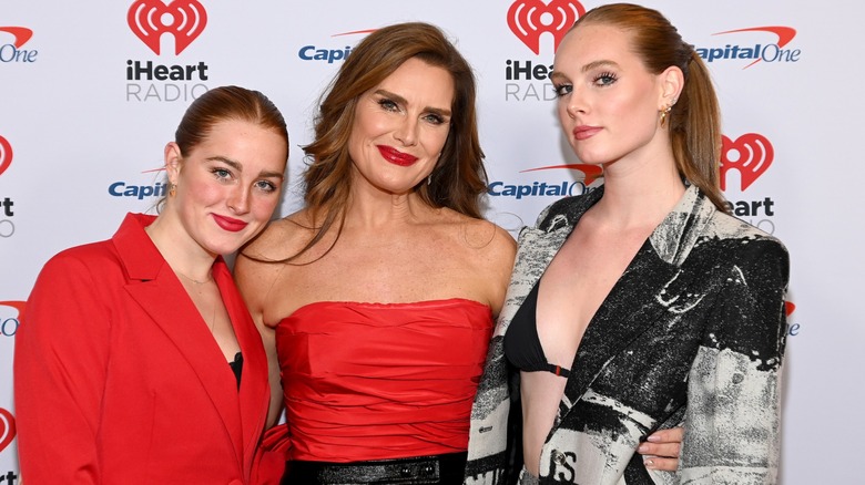 Brooke Shields con su hija Grier y Rowan Henchy