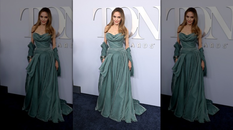Angelina Jolie posa con un vestido turquesa.