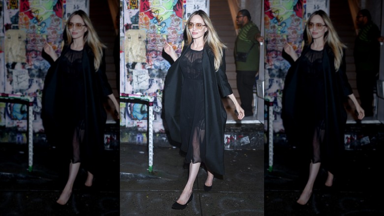 Angelina Jolie desfila luciendo blazer negro y vestido transparente
