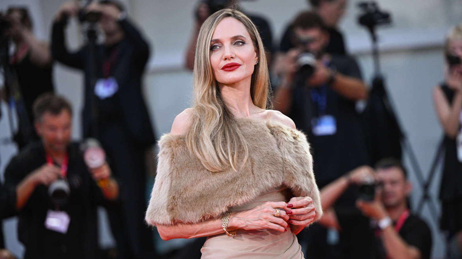 Angelina Jolie rara vez aparece en las listas de las peor vestidas y estos conjuntos muestran por qué