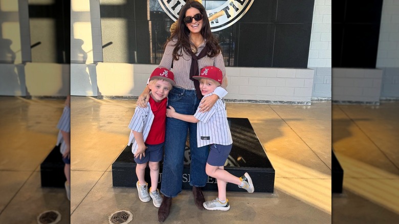 Kaitlan Collins posa para una foto con sus sobrinos en un juego de la Universidad de Alabama
