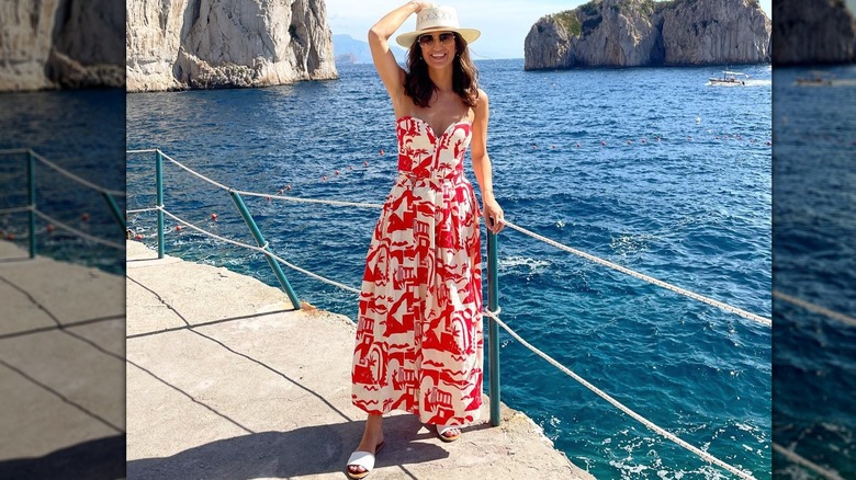 Kaitlan Collins posa para una foto mientras está de vacaciones en Italia (2021)