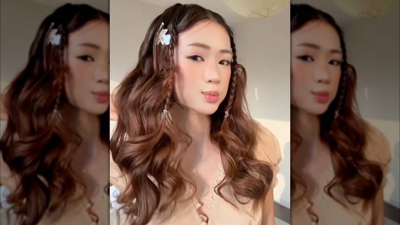 Una mujer con cabello ondulado y playero con accesorios lindos.
