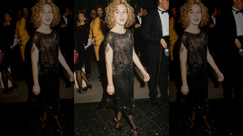 Jennifer Gray con un vestido negro en los Globos de Oro de 1988