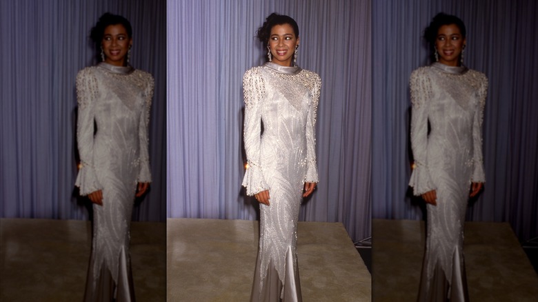 Irene Cara con un vestido de pedrería en los Oscar de 1986