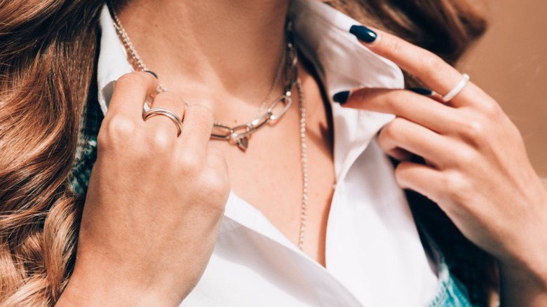 Una mujer que llevaba un collar de clip