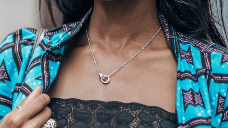 Una mujer con un collar minimalista.