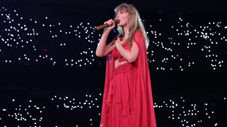 Taylor Swift actuando con un vestido rojo