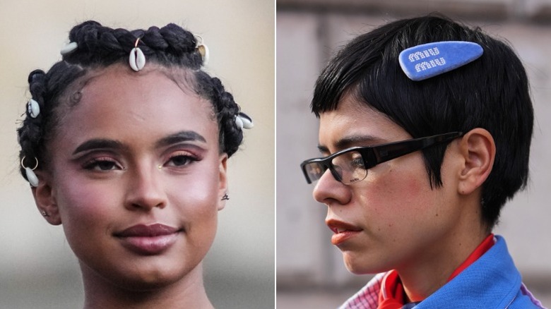 Una mujer con conchas en el pelo y otra con un pasador de gran tamaño.
