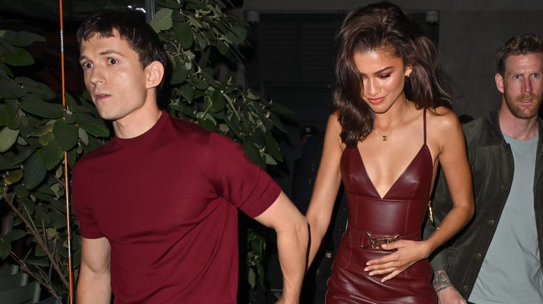 Zendaya y Tom Holland salen vistiendo tonos burdeos a juego