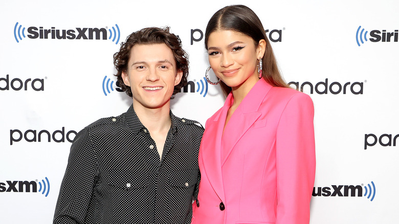 Zendaya y Tom Holland posan juntos, con Zendaya con un blazer rosa