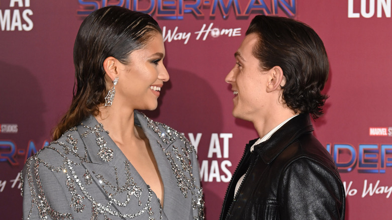 Zendaya y Tom Holland uno frente al otro en la alfombra roja