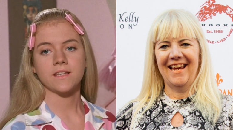 Imagen de lado a lado de Jennifer Elise Cox como Jan Brady a la izquierda y en 2024 en un evento de alfombra roja a la derecha.