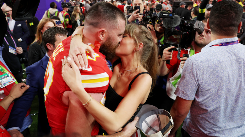 Taylor Swift y Travis Kelce se abrazan en el campo después de que los Kansas City Chiefs ganaran el Super Bowl LVIII.