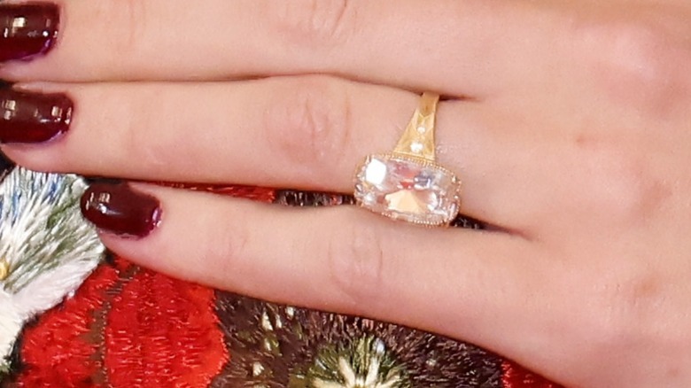 Una imagen en primer plano del anillo de compromiso de Taylor Swift de Travis Kelce