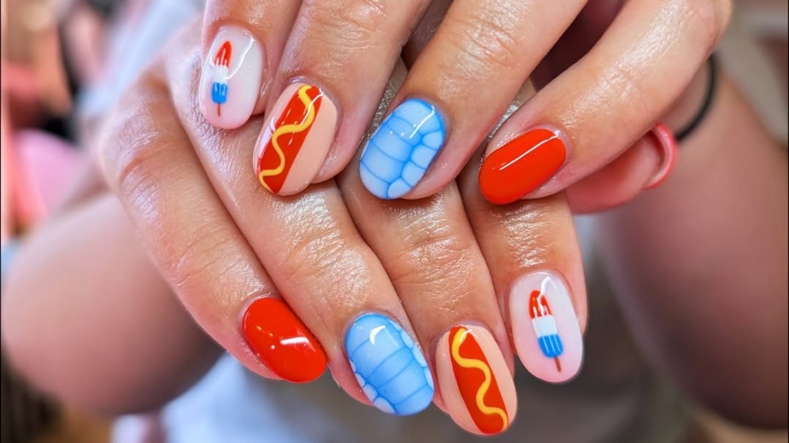 Las 'Rocket Pop Nails' son la nostálgica tendencia Mani del 4 de julio que debes probar en 2026