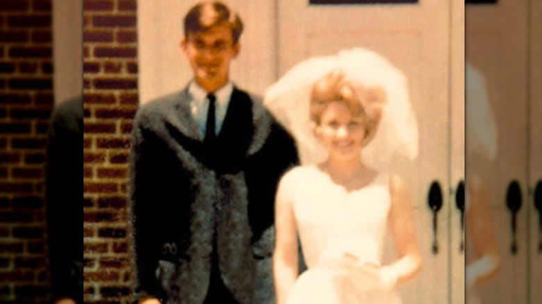 Una fotografía borrosa muestra a Dolly Parton y su esposo Carl Dean el día de su boda.