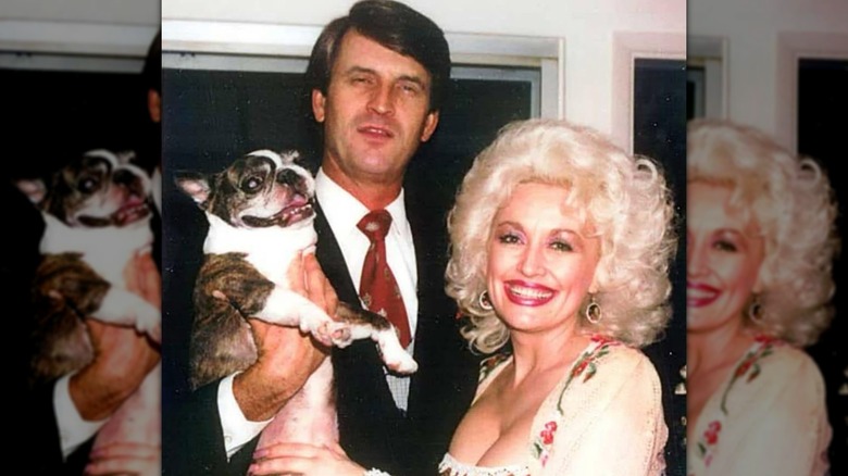 Dolly Parton y Carl Dean posan para una foto juntos junto a su perro, Popeye.