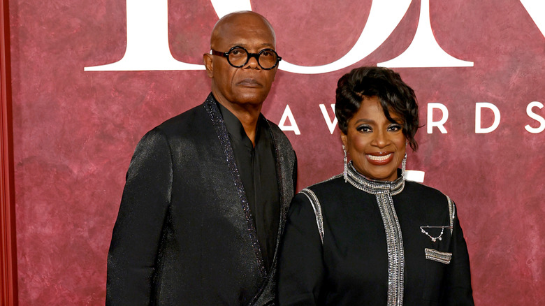 Samuel L. Jackson con un traje negro metálico junto a su esposa LaTanya Richardson con un vestido negro y plateado.