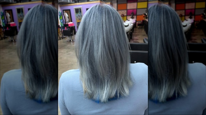 Una mujer con el pelo gris aclarado con azul.