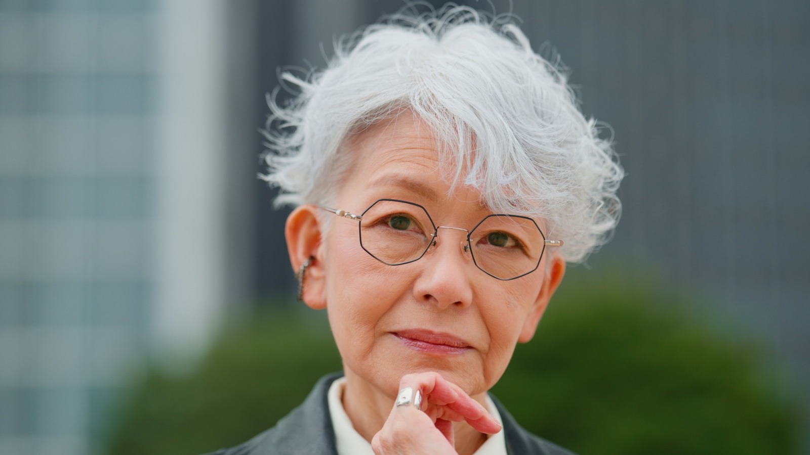 Tendencias de cabello gris que están firmemente desactualizadas en 2026