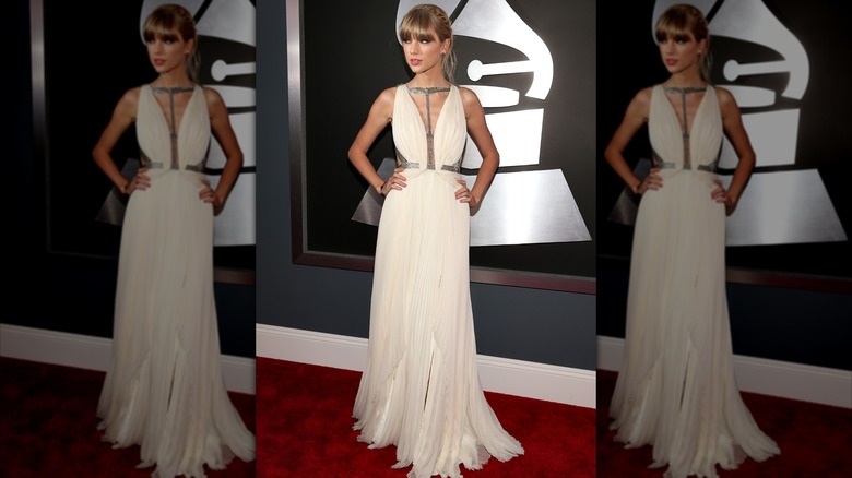 Taylor Swift posando con los brazos en jarras en los premios Grammy 2013