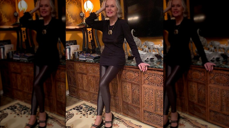 Tippi Hedren posa con leggings de cuero y un minivestido