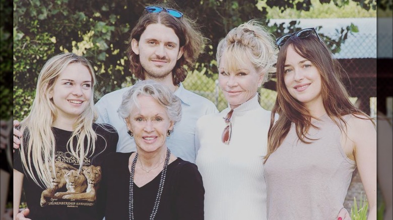 Melanie Griffith posa en una excursión al aire libre con la madre Tippi Hedren y sus hijos Dakota Johnson, Stella Banderas y Alex Bauer.