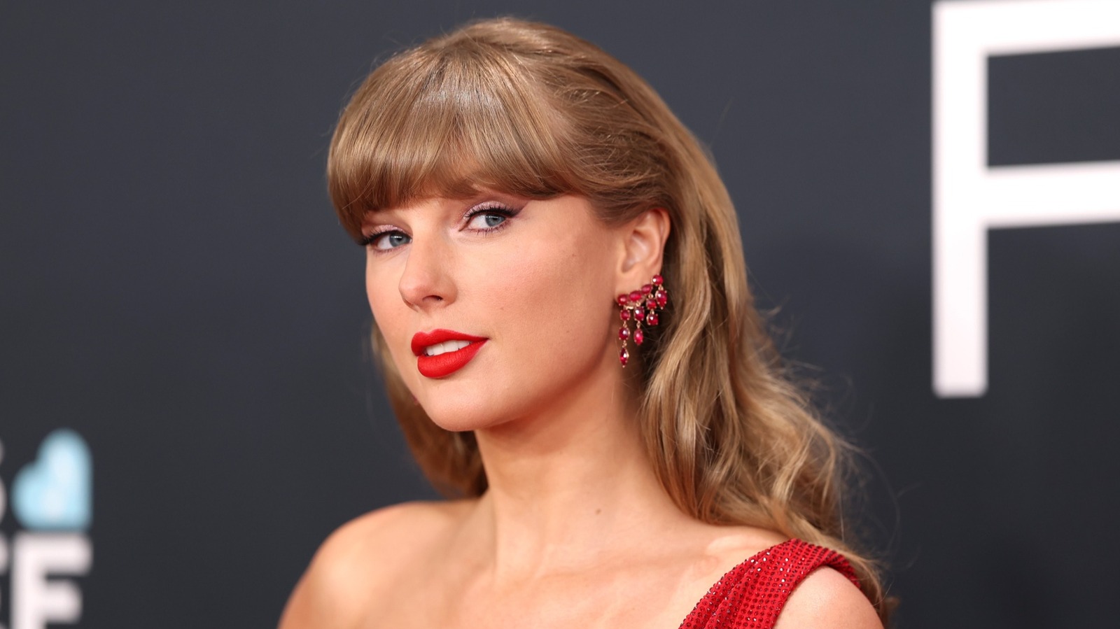 6 peinados que Taylor Swift podría lucir para mostrar su flequillo característico en su boda
