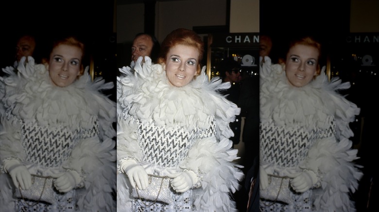 Ann-Marget con un vestido blanco de plumas y guantes blancos en los Globos de Oro de 1970.