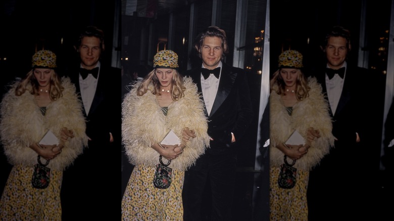 Jeff Bridges con un esmoquin negro y su esposa Susan Geston con un sombrero de flores y un vestido con un abrigo de plumas en la foto de los Premios de la Academia de 1975.