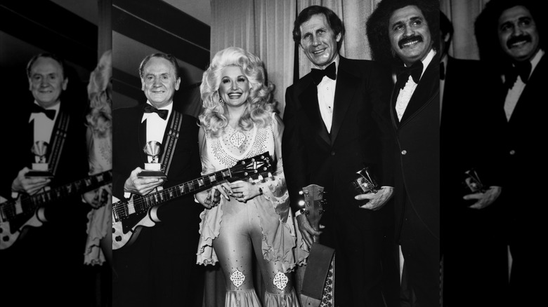Dolly Parton asistió a los premios Grammy de 1977 con un mono rosa de campana.