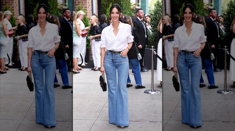 Una mujer con camisa blanca y jeans.