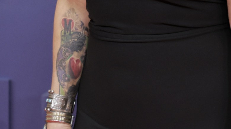 Una imagen en primer plano del tatuaje comodín en el antebrazo de Miranda Lambert.