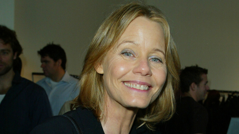 Susan Dey sonriendo mientras es fotografiada en un evento Shop To Show Your Support
