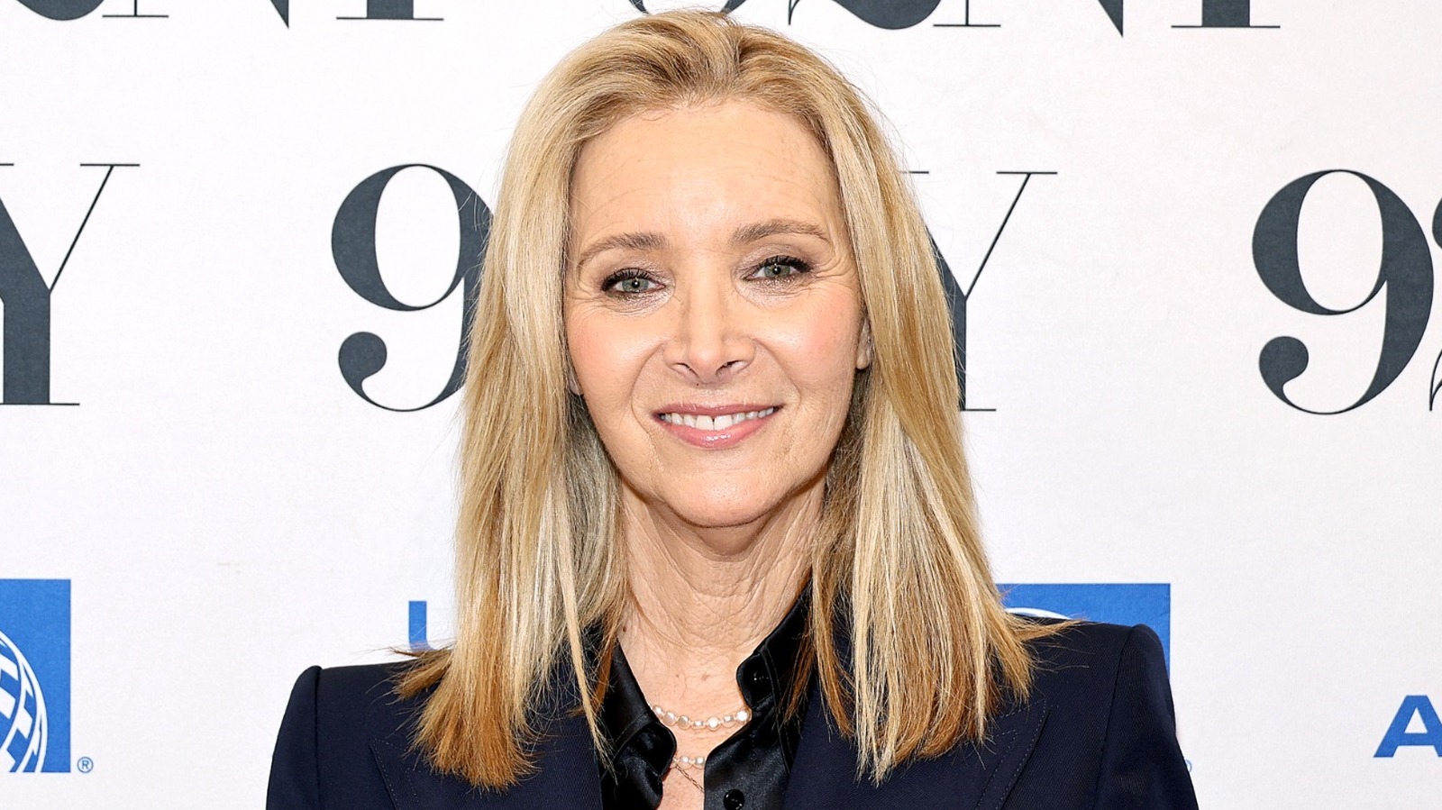 La vibra completa de la estrella de Friends Lisa Kudrow cambia con su color natural de cabello oscuro