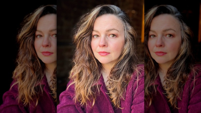 Foto de cabeza de Amber Tamblyn con cabello canoso