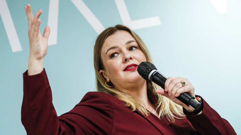 Amber Tamblyn dando un discurso frente a un micrófono
