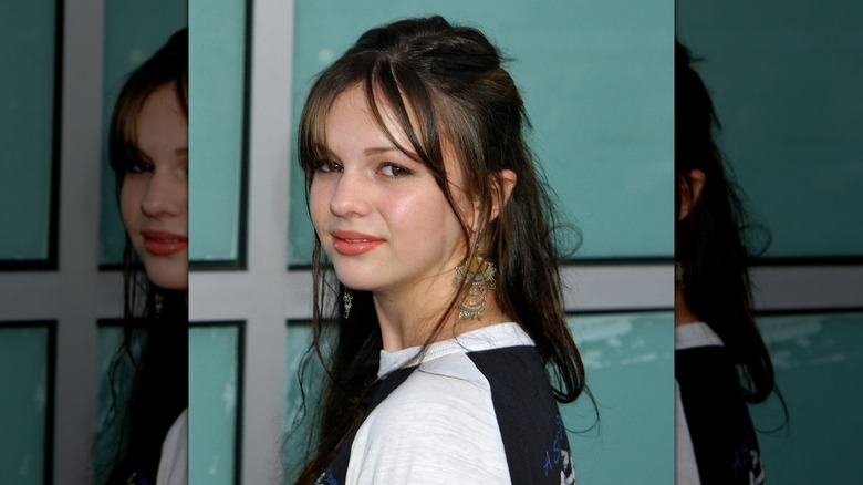 La joven Amber Tamblyn sonríe en una alfombra roja en 2003