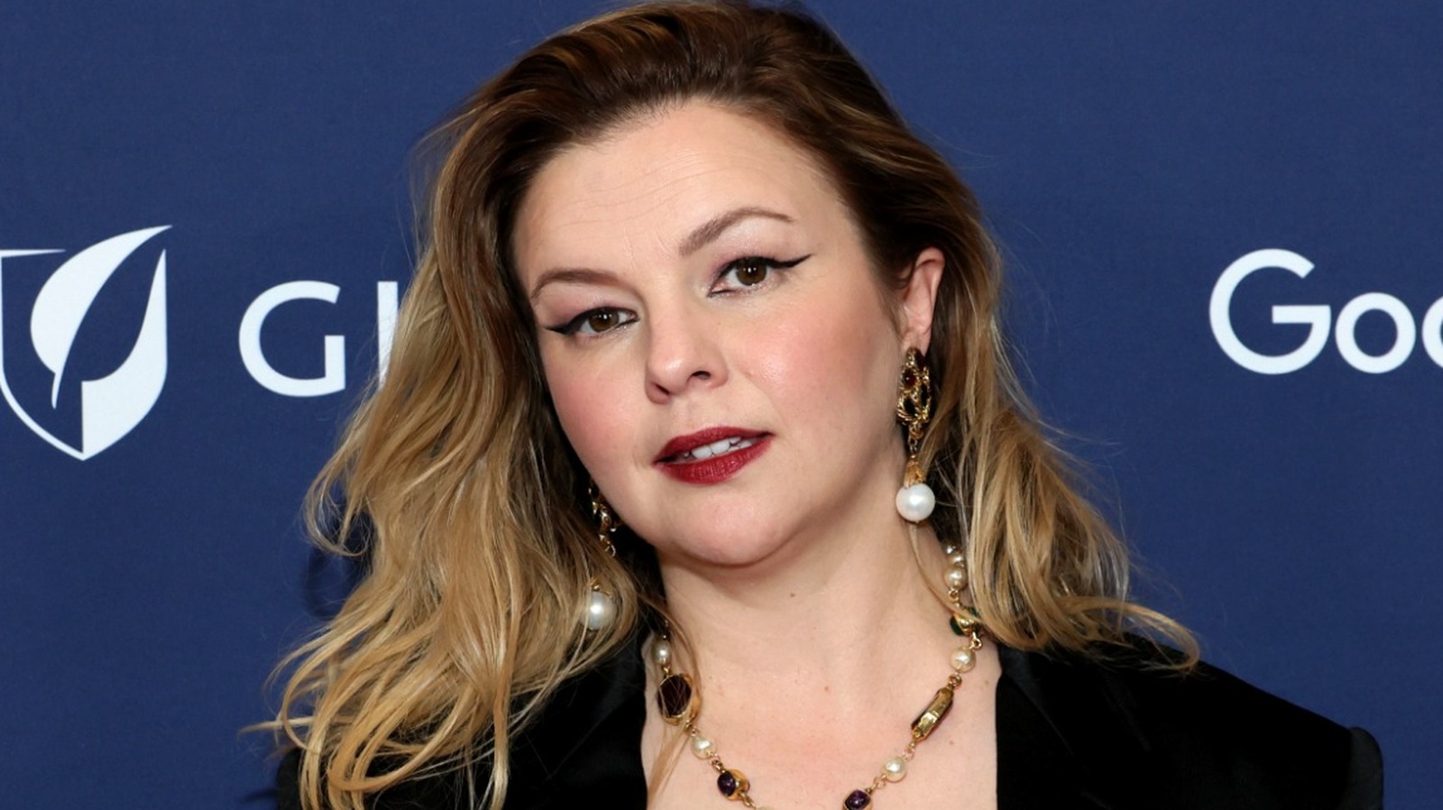 Amber Tamblyn da la bienvenida a su transformación de cabello gris con los brazos abiertos