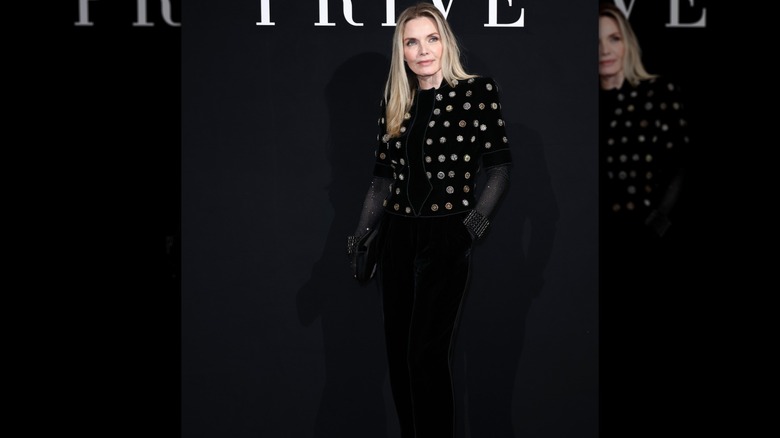 Michelle Pfeiffer en el desfile primavera/verano de Alta Costura de Giorgio Armani Privé durante la Semana de la Moda de París en enero de 2026
