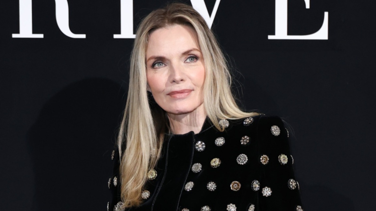 El estilo divertido de Michelle Pfeiffer es el modelo de moda para mujeres mayores en 2026