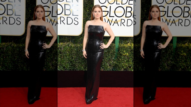 Amy Adams posando en los Globos de Oro 2017.